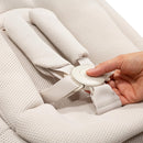 Stokke Yoga Babywippe & Schaukel, Light Sand - 2 Bewegungsrichtungen zur Beruhigung & Stimulation von Babys bis 11 kg - Mit Neugeborenen-Kissen zur Kopfunterstützung - 3 verstellbare Positionen