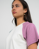 Seitenansicht des weißen T-Shirts aus Bio-Baumwolle mit lila Raglan Ärmel der Marke Oktopulli 