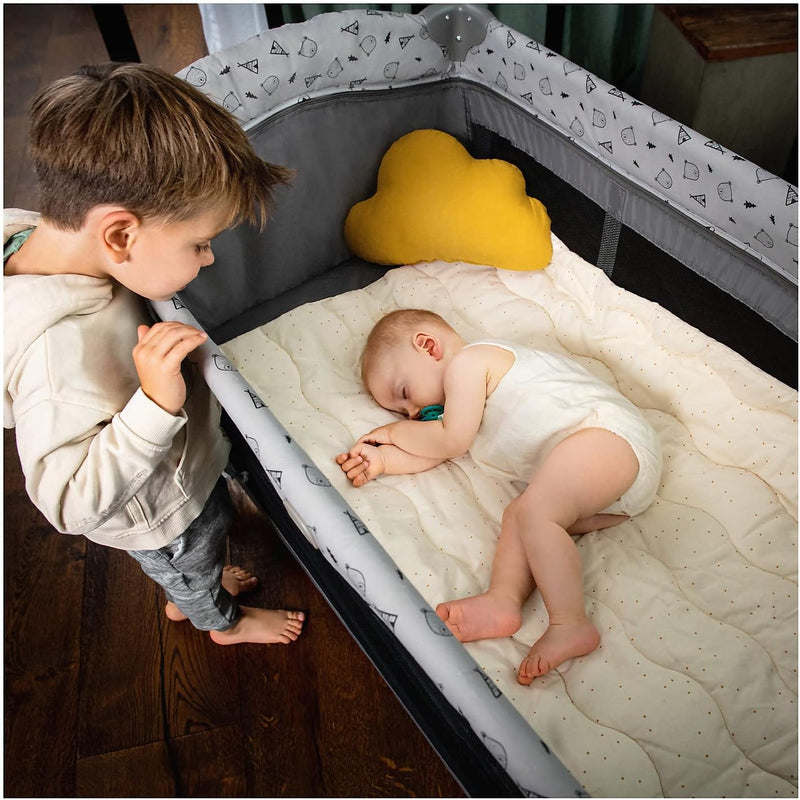 hauck Kinderreisebett Sleep N Play Center mit Neugeboreneneinhang, Wickelauflage, Tragetasche, Rollen, Schlupf, Klein Zusammenklappbar, Baby Reisebett Kleinkind ab Geburt bis 15 kg (Teddy Grey)