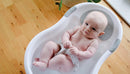 Nuby Baby-Badewanne mit integriertem Sitz und weicher Kopfstütze, Weiß/Grau