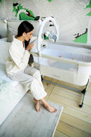 Momi REVO Multifunktions-Beistell- und Kinderbett, 6-stufig höhenverstellbar von 72 bis zu 82 cm, mit Rollen, inkl. Matratze, Befestigungsgurte, Insektenschutz und Bügel mit Spielzeugen