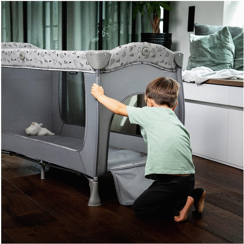 hauck Kinderreisebett Sleep N Play Center mit Neugeboreneneinhang, Wickelauflage, Tragetasche, Rollen, Schlupf, Klein Zusammenklappbar, Baby Reisebett Kleinkind ab Geburt bis 15 kg (Teddy Grey)