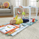 Fisher-Price HJK45-3-in-1 Kleine Ferienhaus Spieldecke, Spieldecke für das Spielen in Bauchlage und Tunnel zum Hindurchkrabbeln mit Spielzeug für Babys und Kleinkinder ab der Geburt