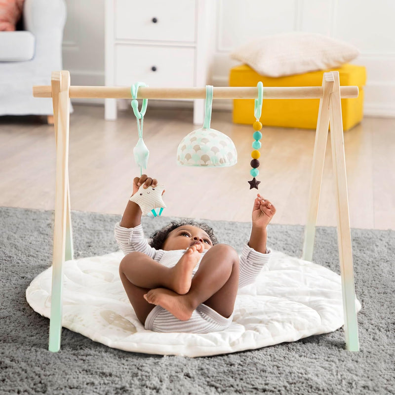 B. toys – Spielbogen aus Holz mit Krabbeldecke – Spieldecke für Babys und Neugeborene – 3 Sensorik Babyspielzeuge – Baumwollmatte – Holz Activity Center – Starry Sky