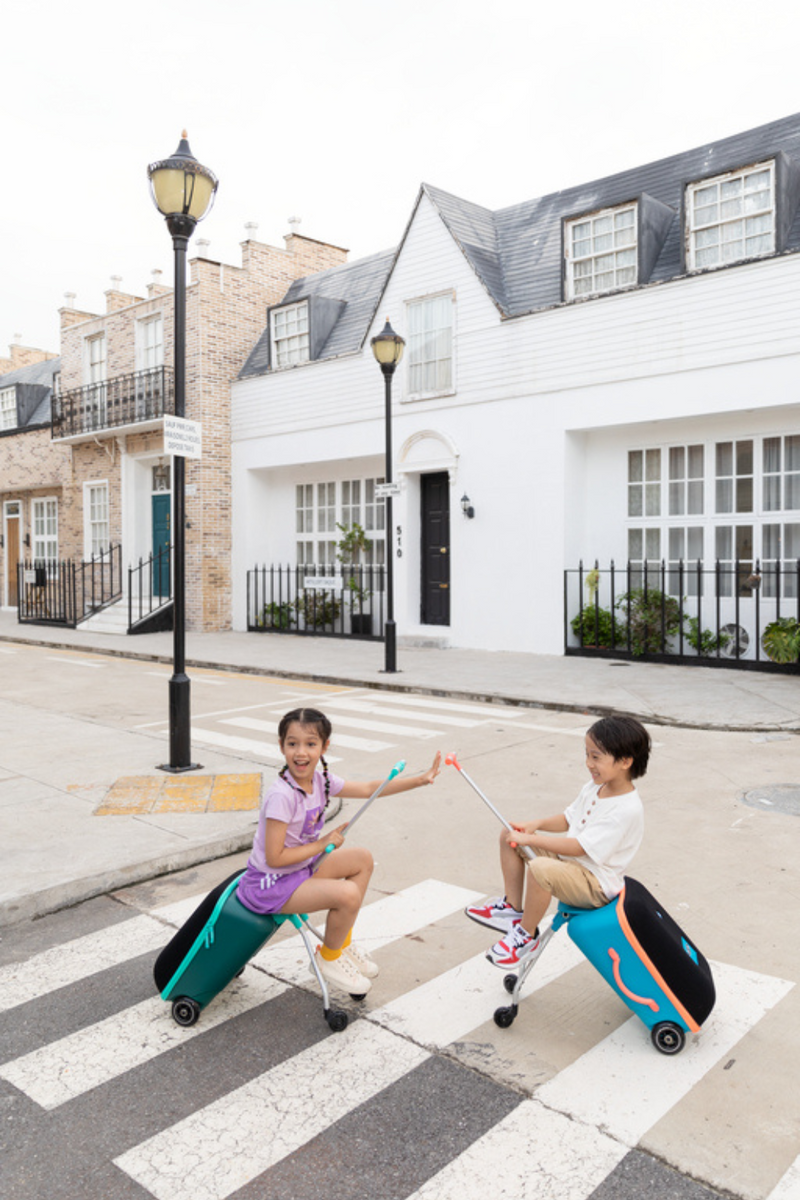 Micro Ride-On Koffer für Kinder – Fahrbarer Kinder-Trolley online kaufen