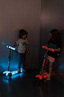 Maxi Micro Deluxe Glow LED Kickboard Kinder 5–10 Jahre – leuchtend, höhenverstellbar, LED-Rollen – neu, Vorjahreskollektion