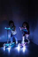 Maxi Micro Deluxe Glow LED Kickboard Kinder 5–10 Jahre – leuchtend, höhenverstellbar, LED-Rollen – neu, Vorjahreskollektion