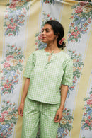 fr:Meline porte une taille S, en:Meline wears a size S, de:Meline trägt Größe S