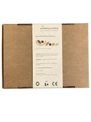 The Wandering Workshop Stapelspielzeug aus Blättern und Blaubeeren