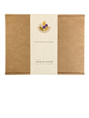 The Wandering Workshop Stapelspielzeug aus Blättern und Blaubeeren