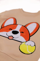 Detailansicht: Hochwertige 3D-Stickerei Corgi mit gelbem Tennisball auf CHIO MI Kindersweatshirt – Close-up Corgi dog embroidery detail – Détail de broderie chien Corgi de haute qualité avec balle de tennis.