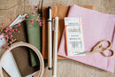 Stickstarterset mit Stoff, Hitzestiften, Nadeln, Merinogarn, Storchendesignschere und Stickrahmen