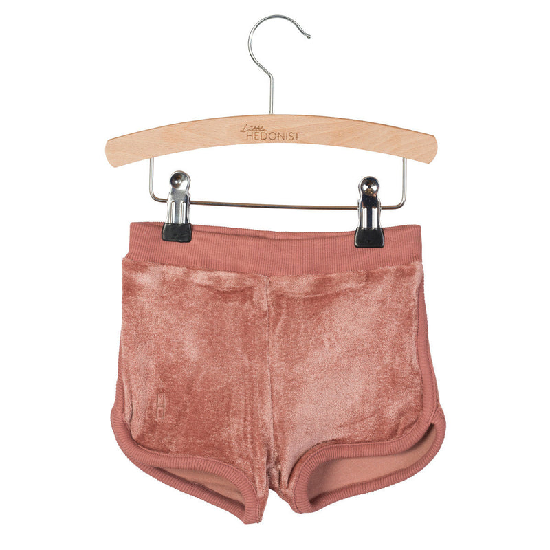 These Little Hedonist shorts are made from the softest organic babysweat you can imagine. This comfy sweatshorts has got a tight fit and a waistband with a thick rubber band.