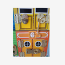 Holzbrett mit Schlössern und Riegeln