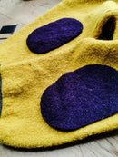 Knieflicken aus Wollwalk oval dunkellila auf gelber Hose