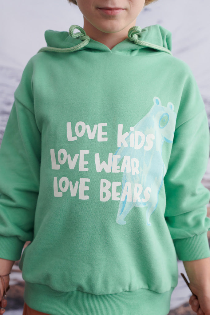 Lenzi Hoody in mattgrün mit dem LOVE KIDS, LOVE WEAR, LOVE BEARS Print für Kinder