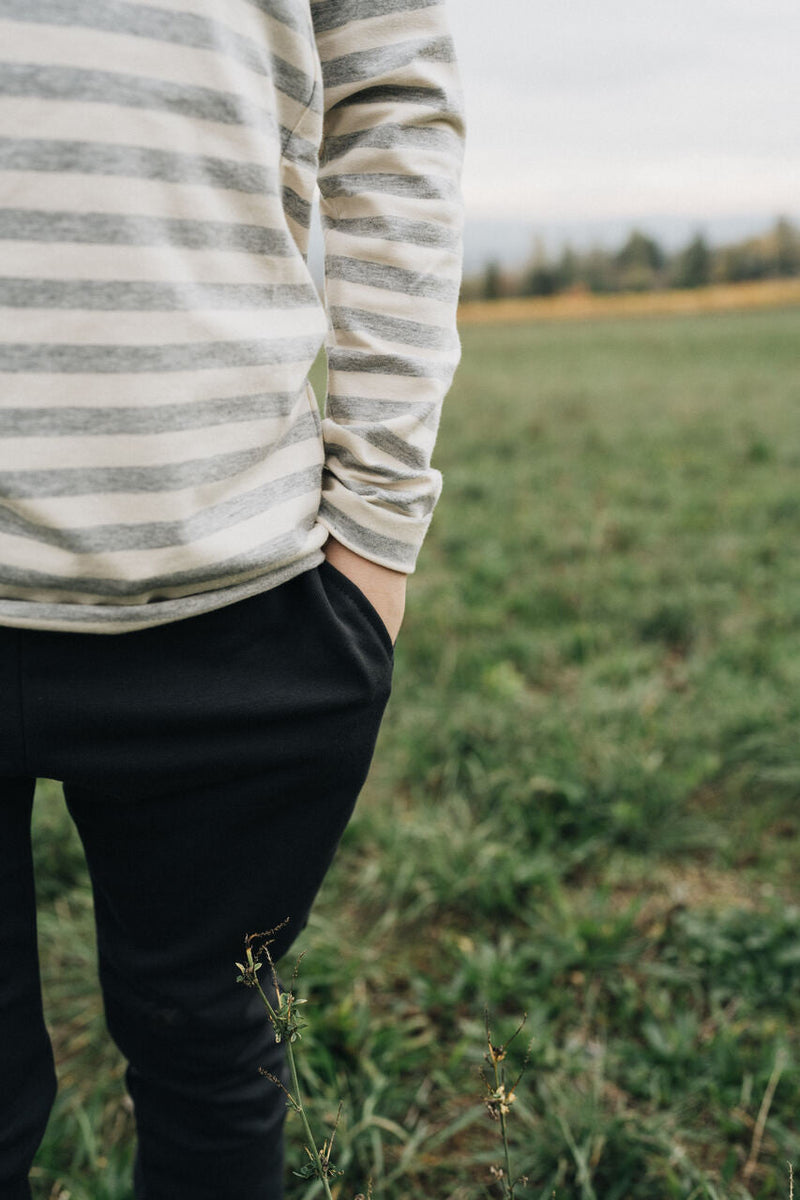 Little Hedonist skinny sweatpants in pirate black for boys and girls. Sustainable kids clothing made from organic cotton.