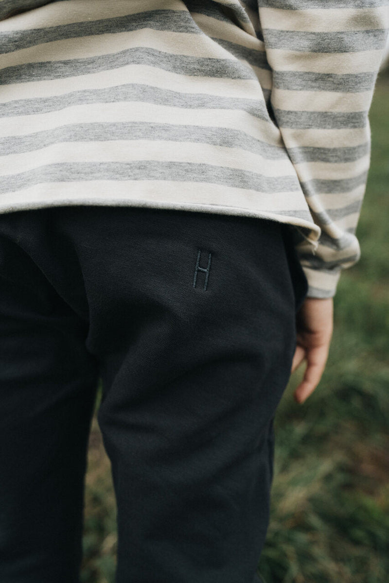 Little Hedonist skinny sweatpants in pirate black for boys and girls. Sustainable kids clothing made from organic cotton.