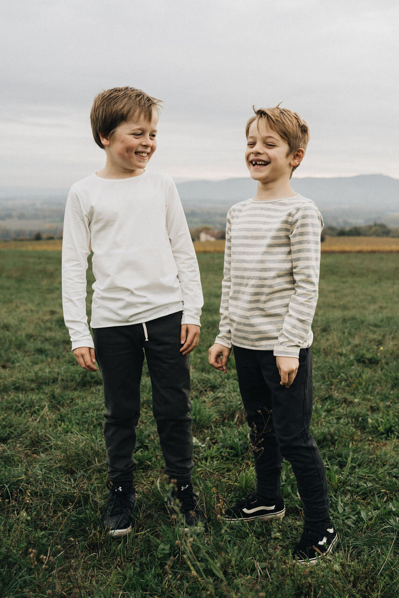 Little Hedonist skinny sweatpants in pirate black for boys and girls. Sustainable kids clothing made from organic cotton.