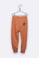 Luca Hose in rostbraun mit Waschbär Stickerei für Kinder