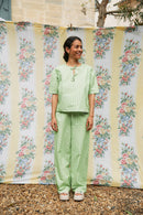 fr:Meline porte une taille S, en:Meline wears a size S, de:Meline trägt Größe S