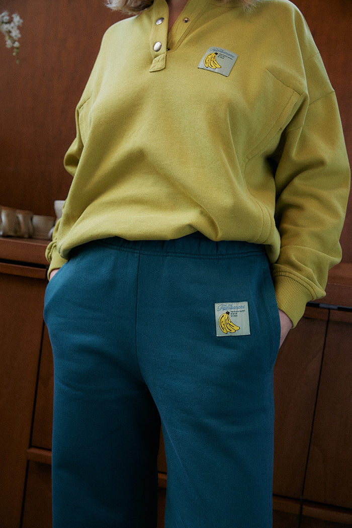 fr: Ophélie porte une taille M, en: Ophélie wears a size M, de: Ophélie trägt Größe M