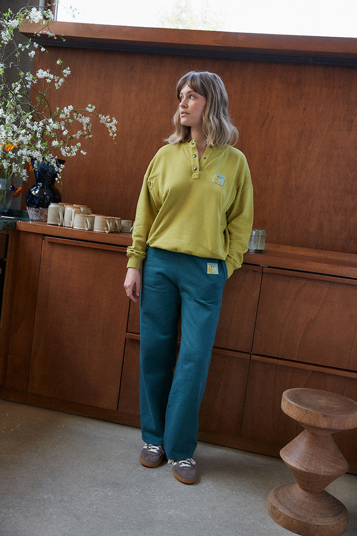 fr: Ophélie porte une taille M, en: Ophélie wears a size M, de: Ophélie trägt Größe M