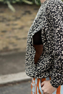 fr:Julie mesure 1m67 et porte une taille M, en:Julie is 1m67 and wears a size M, de:Julie ist 1m67 und trägt Größe M