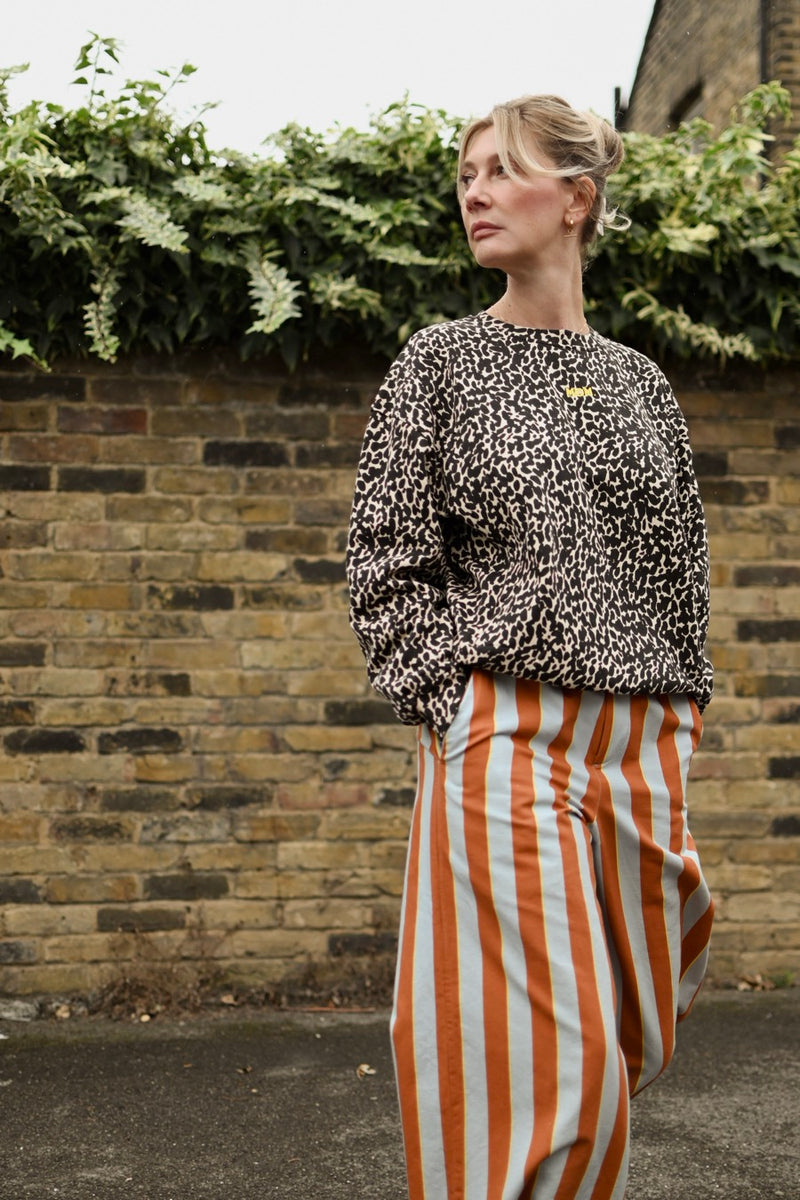 fr:Julie mesure 1m67 et porte une taille M, en:Julie is 1m67 and wears a size M, de:Julie ist 1m67 und trägt Größe M