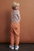 Luca Hose in rostbraun mit Waschbär Stickerei für Kinder