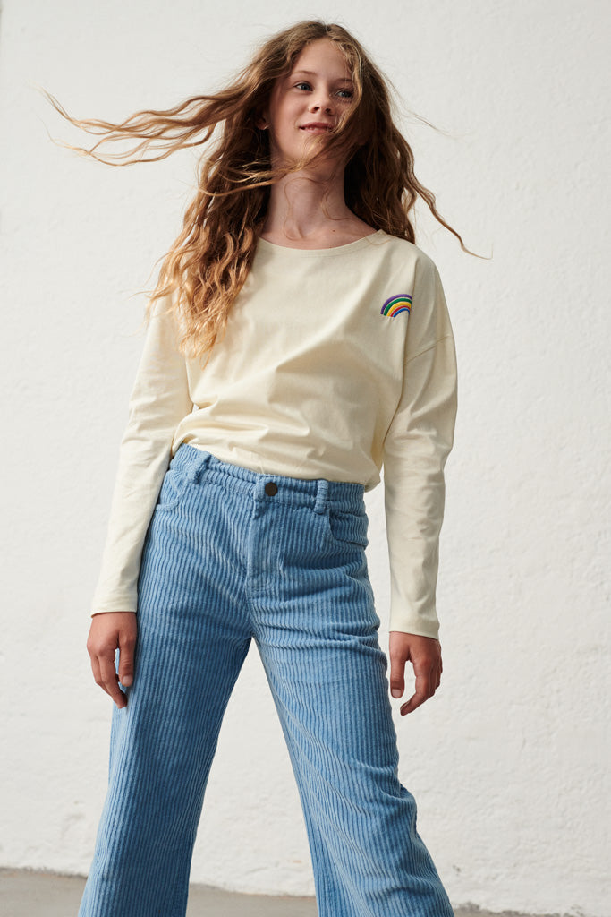 Toni Longsleeve in beige mit Regenbogen Stickerei für Kinder