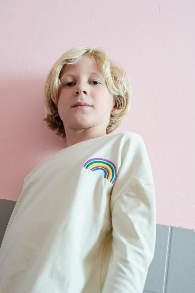 Toni Longsleeve in beige mit Regenbogen Stickerei für Kinder