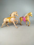 Mattel Bundle Set von 2 Pferdefiguren mit Sattel & Zaumzeug