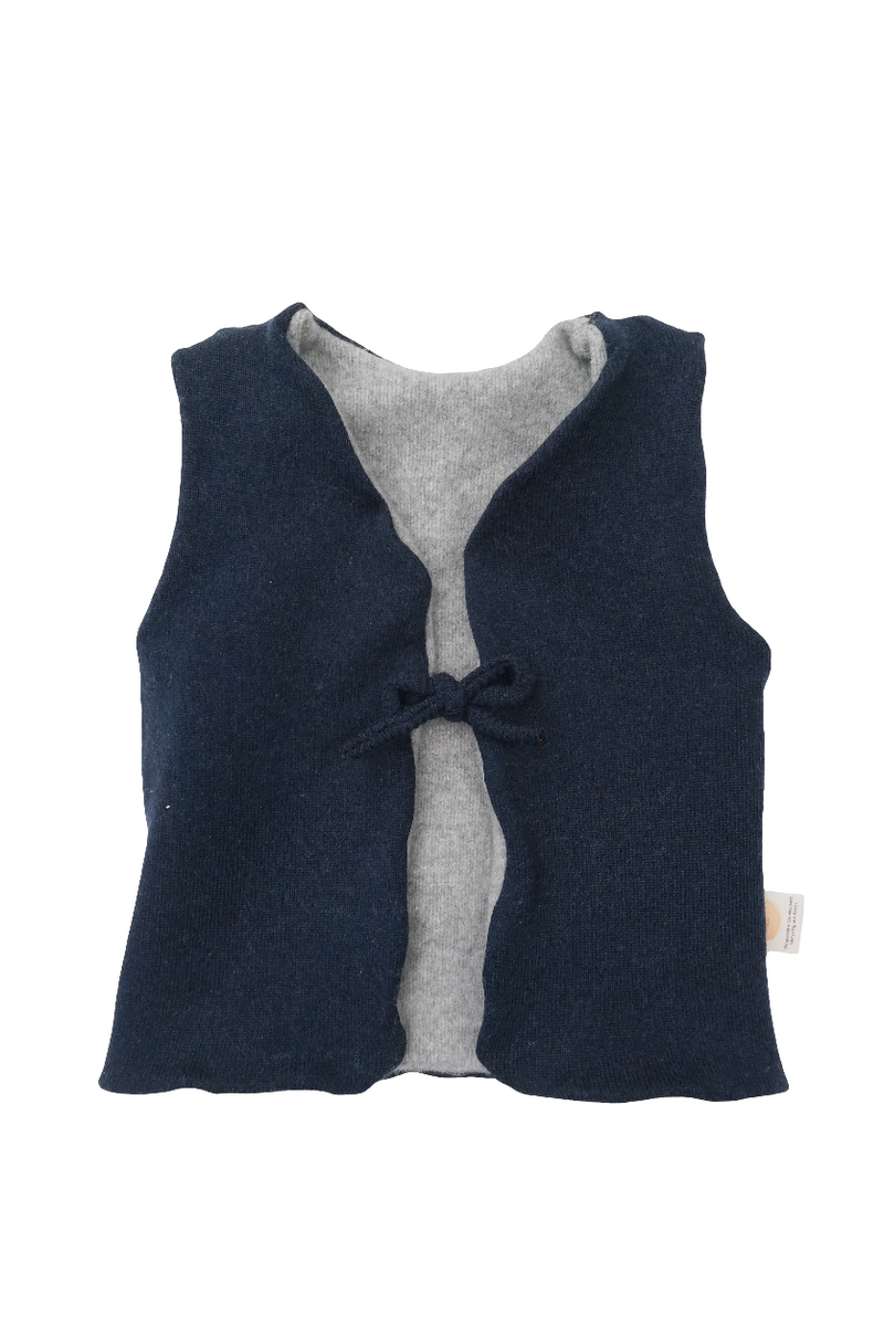 Wende-Weste für Kleinkinder aus Upcycling Wolle – mitwachsend von Größe 80 bis 116 in Grau und Dunkelblau