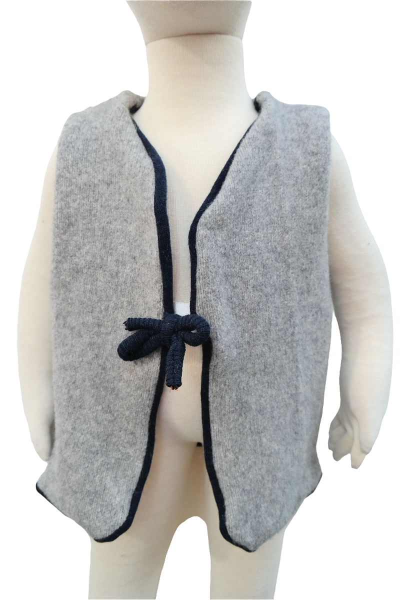 Wende-Weste für Kleinkinder aus Upcycling Wolle – mitwachsend von Größe 80 bis 116 in Grau und Dunkelblau