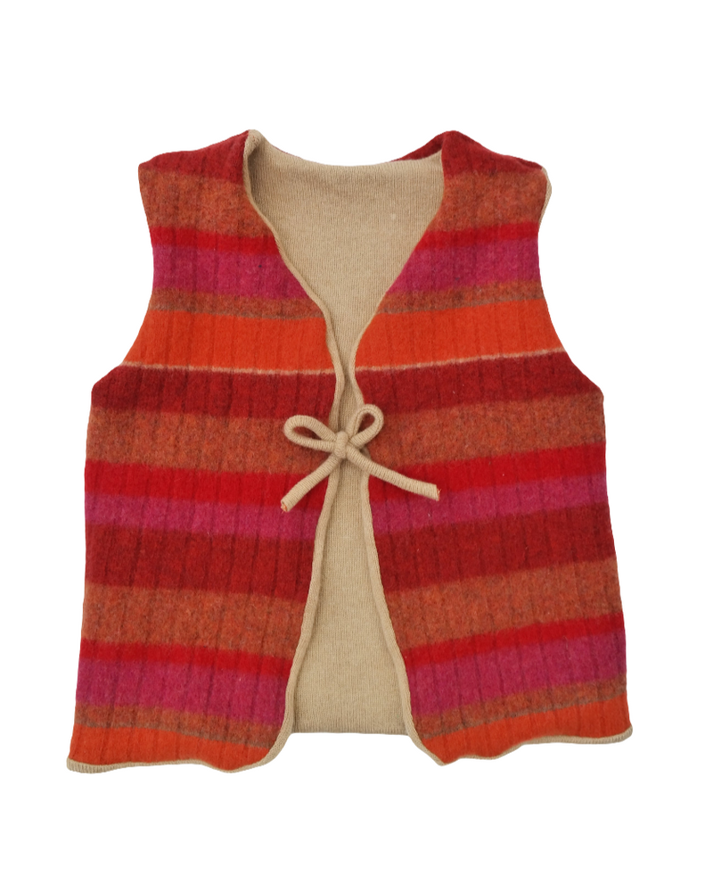 Wende-Weste für Kleinkinder aus Upcycling Wolle – mitwachsend von Größe 80 bis 116 in Rot gestreift und Camel-Beige