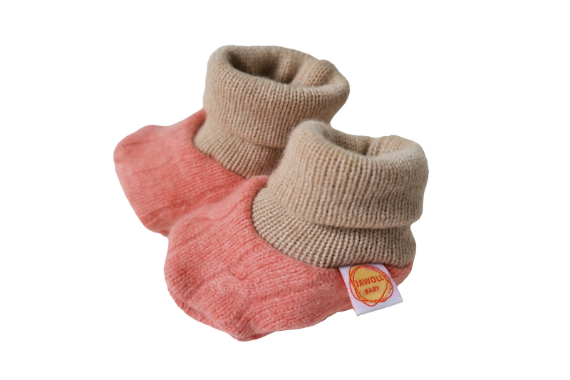 Warme Babyschuhe 0-3 M und 3-6 M aus Upcycling Kaschmir in Rosa und Beige
