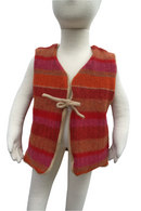 Wende-Weste für Kleinkinder aus Upcycling Wolle – mitwachsend von Größe 80 bis 116 in Rot gestreift und Camel-Beige