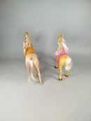 Mattel Bundle Set von 2 Pferdefiguren mit Sattel & Zaumzeug