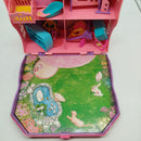 Bundle Puppenhaus mit Möbeln & Figuren Set von 1 Spielset
