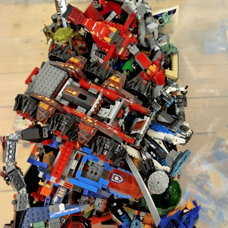 Lego Nexo Knights, Ninjago Movie water and Dragon Pit