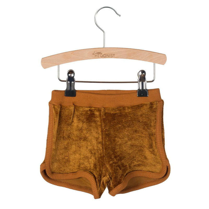 These Little Hedonist shorts are made from the softest organic babysweat you can imagine. This comfy sweatshorts has got a tight fit and a waistband with a thick rubber band.