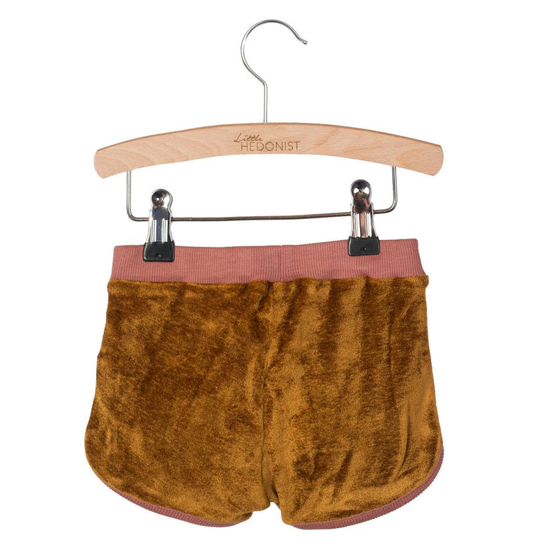 These Little Hedonist shorts are made from the softest organic babysweat you can imagine. This comfy sweatshorts has got a tight fit and a waistband with a thick rubber band.