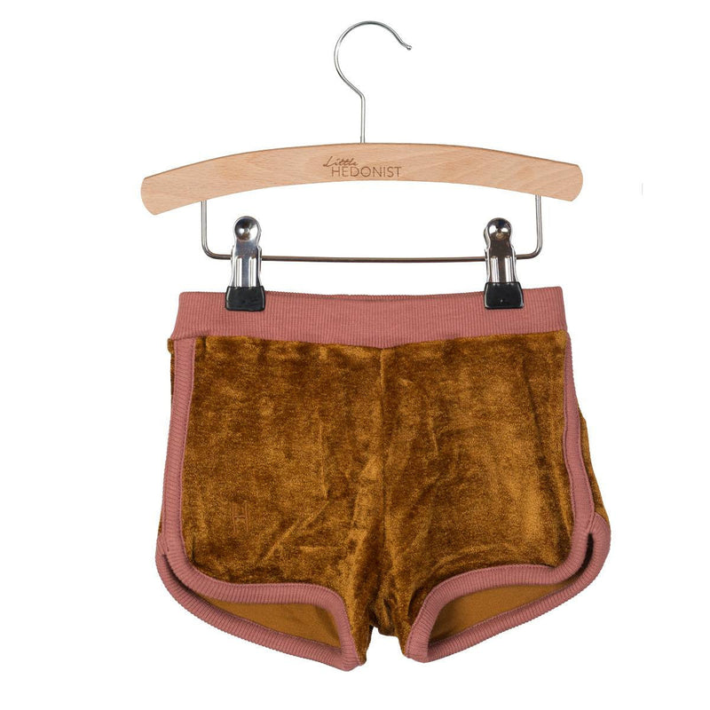 These Little Hedonist shorts are made from the softest organic babysweat you can imagine. This comfy sweatshorts has got a tight fit and a waistband with a thick rubber band.