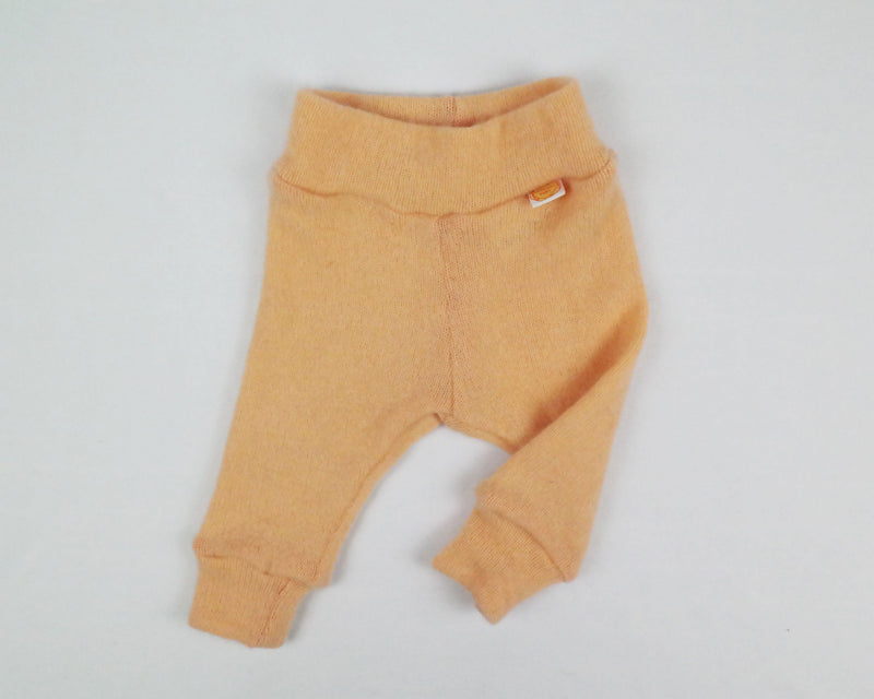 Set of pants, hat and shoes for newborns 50/56 made of 100% rescued merino wool in peach-pink