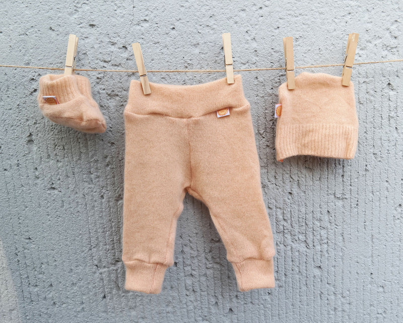 Set of pants, hat and shoes for newborns 50/56 made of 100% rescued merino wool in peach-pink