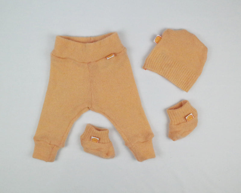 Set of pants, hat and shoes for newborns 50/56 made of 100% rescued merino wool in peach-pink