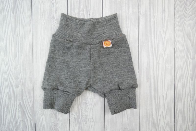 Kurze Hose Shorts Windelhose für Neugeborene Babys aus Upcycling Wolle Größe 50/56 in Grau