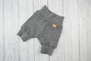 Kurze Hose Shorts Windelhose für Neugeborene Babys aus Upcycling Wolle Größe 50/56 in Grau - Jawoll Baby