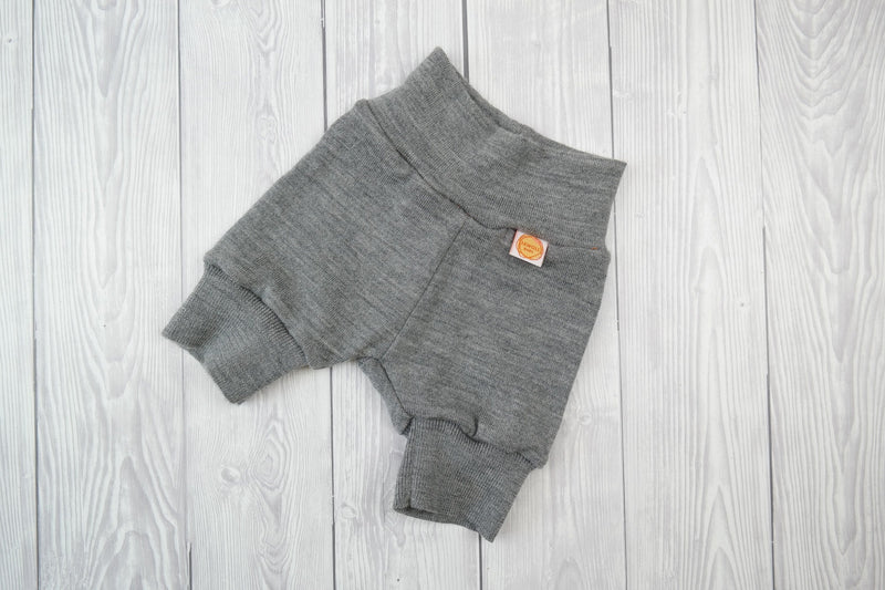 Kurze Hose Shorts Windelhose für Neugeborene Babys aus Upcycling Wolle Größe 50/56 in Grau